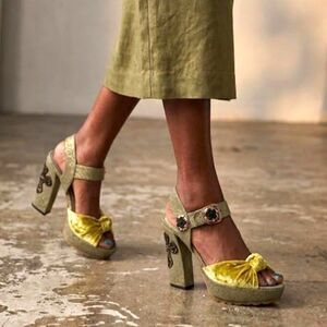 Whimsigoth Crush Velvet Platform Chartreuse Sandals Cross Heel Sz 6.5 Metallic